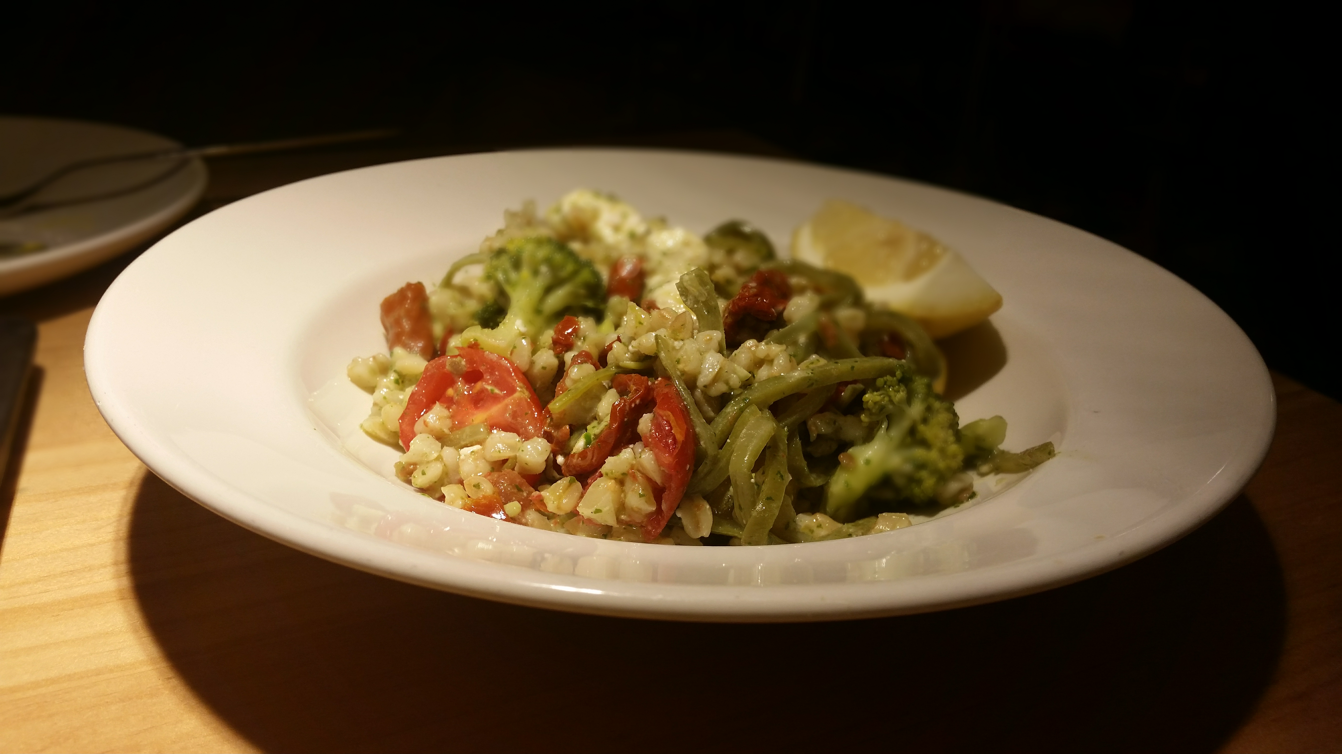 Ensalada ble, con 3 tomates y queso de cabra, taberna Cachivache